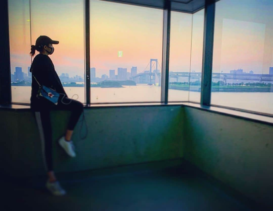 蔵歩実さんのインスタグラム写真 - (蔵歩実Instagram)「🌆 . . #お台場  #夕日 #japanese #japanesegirl #일본 #일본인 #일본사람#東京 #tokyo #도쿄 #モデル #model#모델 #followme  #高身長 #高身長女子 #instalove #ootd #바다 #촬영」5月6日 1時40分 - ayumi_kura_