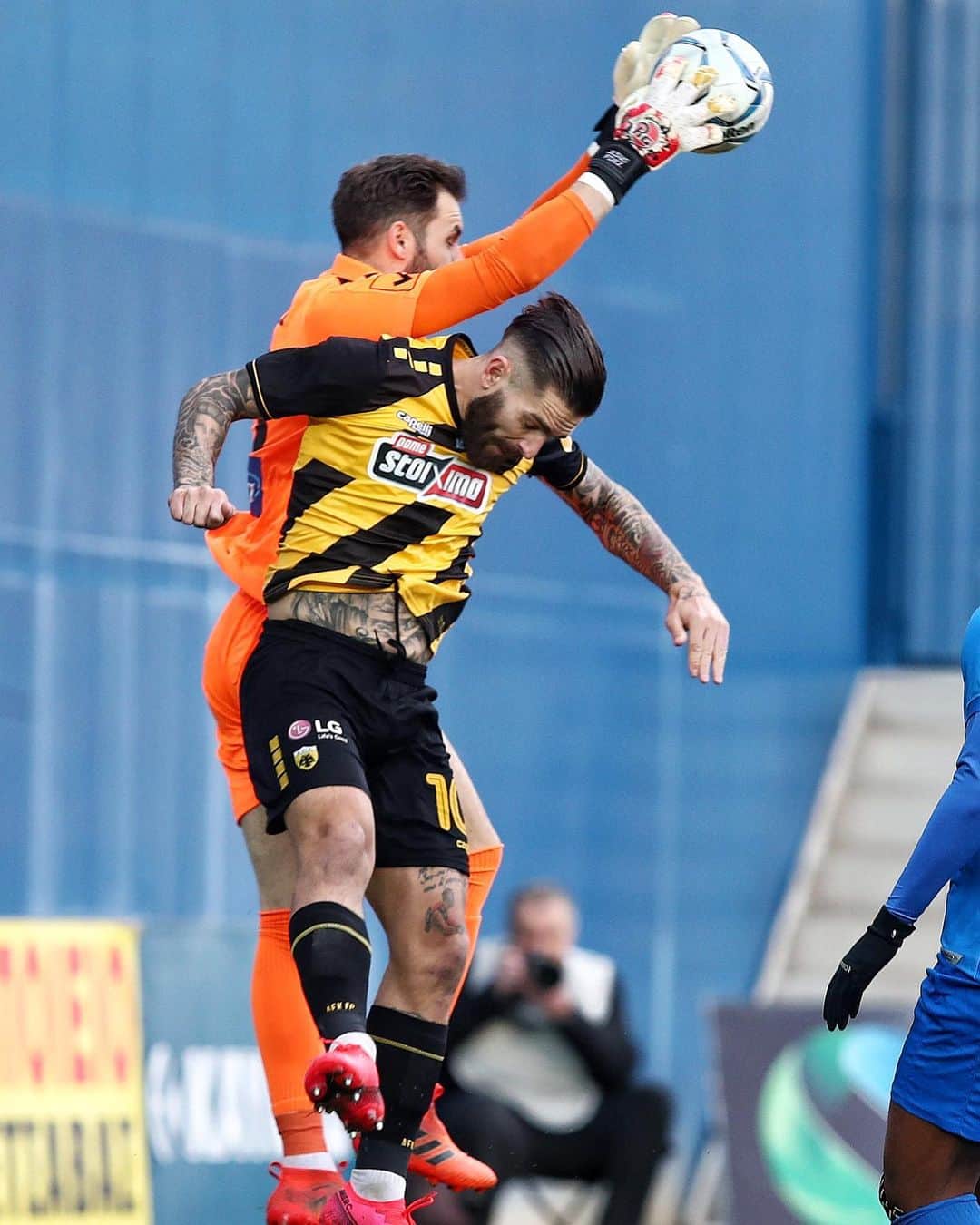 ヘスス・フェルナンデス・コラードのインスタグラム：「Ya queda menos - We’re getting closer..👊🏼 ⚽️ 💪🏼 @rggoalkeepergloves 🧤🔝 #teamrg#rggloves#rggoalkeepergloves#goalkeeper#football#greece#panetolikos」
