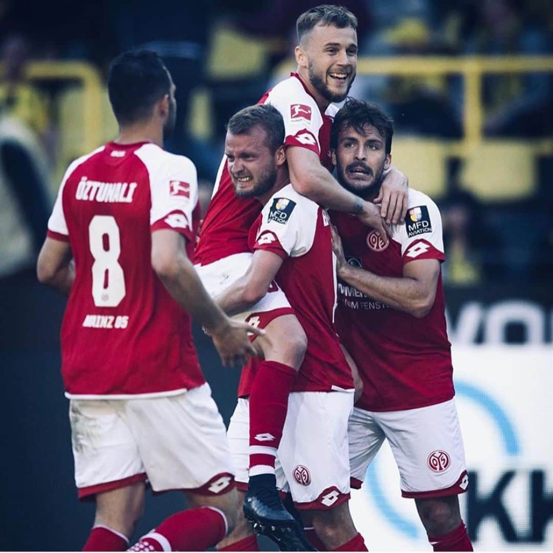ジュリオ・ドナーティのインスタグラム：「Heute vor genau 2 Jahren: mir dem ersten Sieg in Dortmund den Klassenerhalt eingetütet 💯⚽️💪🏼🔴⚪️ Esattamente 2 anni fa raggiungevamo la salvezza con la prima vittoria del Mainz05 a Dortmund. #bundesliga #throwback #onthisday #gemainzam #klassenerhalt #obiettivoraggiunto」
