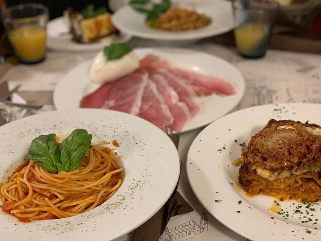 中山琴葉のインスタグラム：「﻿ Italy🇮🇹﻿ ﻿ ﻿ イタリアのどこかは忘れてしまったのですが、﻿ ここで食べたご飯は最高でした！﻿ ﻿ ﻿ パスタのアルデンテの文化はイタリアと日本だけみたいです🤩﻿ ﻿ ﻿ お天気もよくて最高でした✨﻿ ﻿ ﻿ #Italy#イタリア#イタリア旅行#ヨーロッパ旅行#旅行好きと繋がりたい﻿」