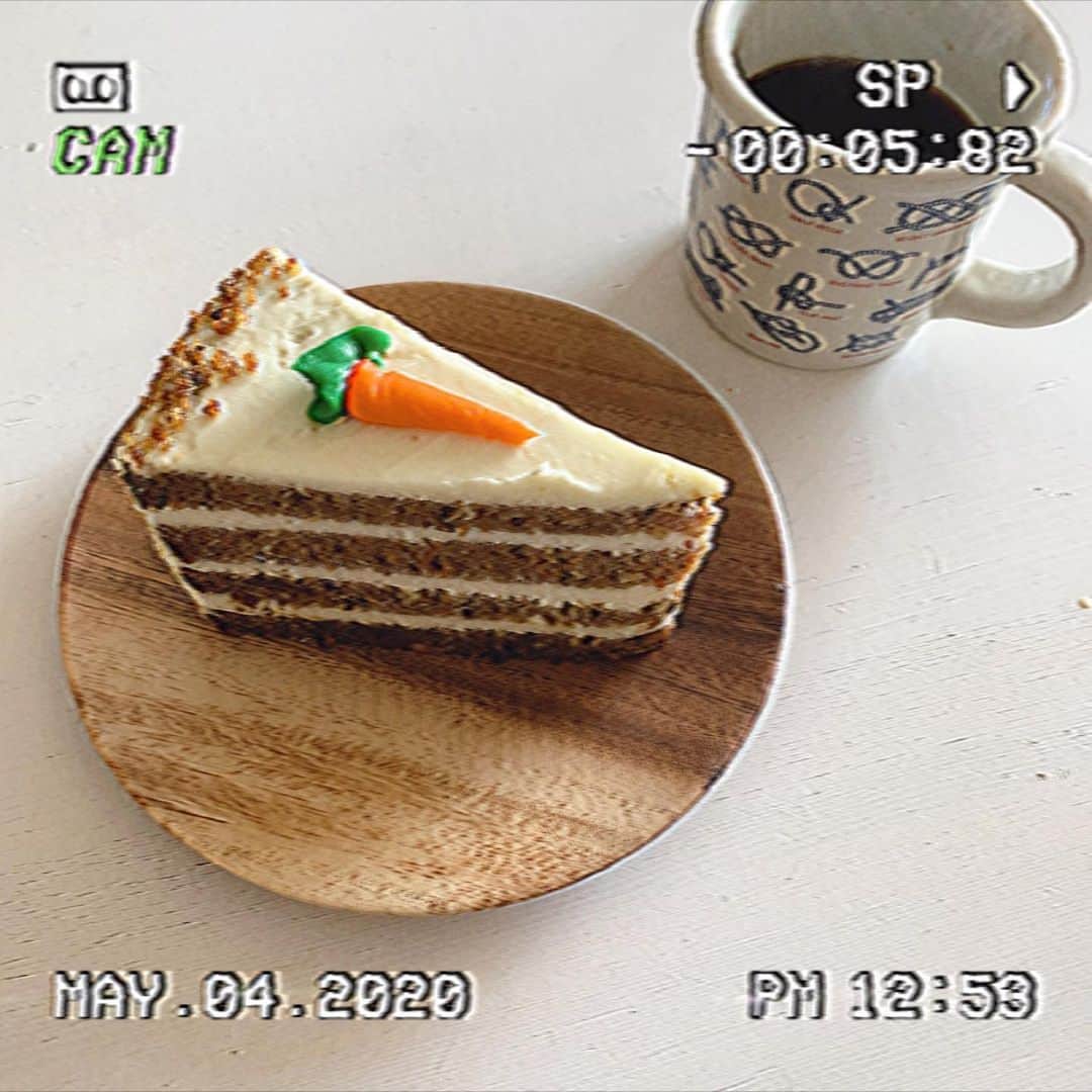 薮下柊さんのインスタグラム写真 - (薮下柊Instagram)「大好きなキャロットケーキ🥕🍰 : : 昨日はお昼ご飯にこのケーキを食べて、家の大掃除をしたので気分がいいです🌱 そして外出禁止にも随分慣れました😌 : : 日本も大変だと思いますが、🥺ストレス抱えすぎずに頑張りましょう！」5月6日 1時51分 - __yabushita_shu__