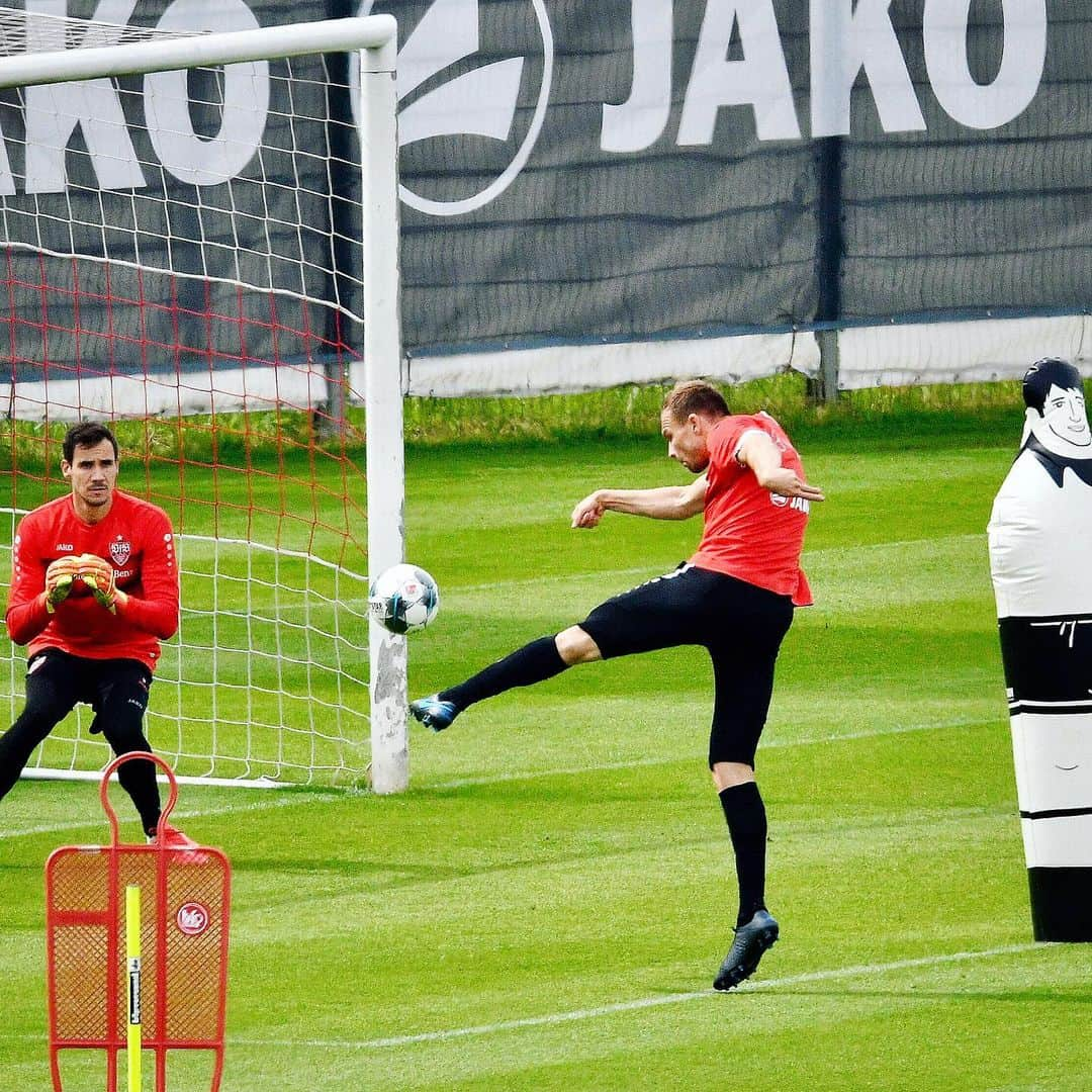 ホルガー・バトシュトゥバーさんのインスタグラム写真 - (ホルガー・バトシュトゥバーInstagram)「Goalgetter 💥💥💥 #training #vfb #HB28」5月6日 1時54分 - hbadstuber