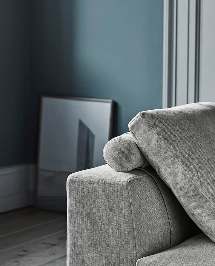 eilersenさんのインスタグラム写真 - (eilersenInstagram)「The Bermuda sofa at a close glance. A neck-roll is a classic Eilersen trademark and ensures perfect comfort when you sit back and enjoy your sofa.⁠ ⁠ ⁠ ⁠•⁠ •⁠ • ⁠ #eilersen #eilersenfurniture #myeilersen #Bermuda #interiordesign #homedecor #sofa #danishdesign #inredning #finahem #interiorlovers #interiordesign #modernliving #minimalism #nordiskehjem #nordicinspiration #nordicliving #craftsmanship #luxurylifestyle #boligindretning #designinterior #livingroominspo #boliginspiration #softminimalism #hemindredning #schönerwohnen #nordicminimalism」5月6日 2時01分 - eilersen