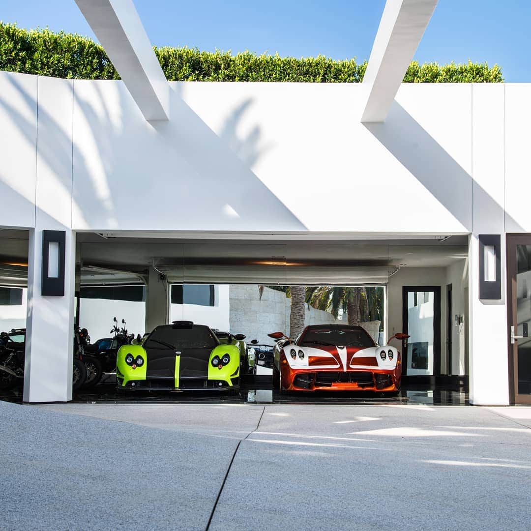 パガーニ・アウトモビリのインスタグラム：「The Zonda Cinque and the Huayra Lampo stay in the garage.  #stayinyourgarage  #pagani #zonda #zondacinque #huayra #huayralampo  #stayhome #stayathome #staysafe #garage #garagelife」