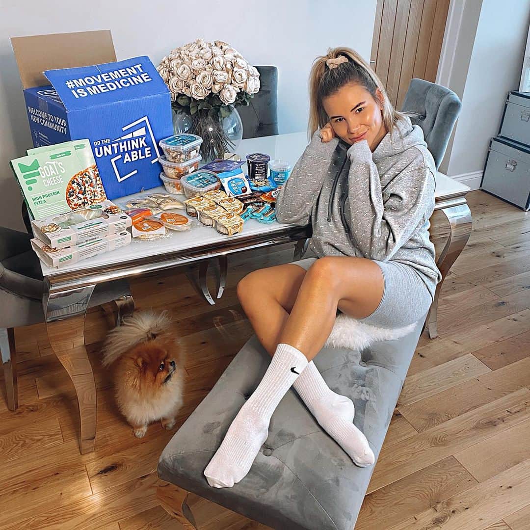 ジョージア・コウソウロウのインスタグラム：「I’ve just received my @dotheunthinkableuk meal prep order which means…. - Everything I need to eat for the week has been delivered to my door (No need for the shop!) - I can eat healthy and keep on top of my goals during all the madness… - I’ll be enjoying tasty meals I LOVE like pizza, pasta and cheesecake!  @dotheunthinkableuk are great as they offer plans that aren’t just super convenient but they’re also tailored to your goal. You get sent all sorts of high protein meals (pizza, curry, pasta) as well as tasty snacks and other goodies all packed full of protein and ready in minutes!  On top of all that every customer also gets access to optional FREE online home workouts… Which are super helpful at the moment!  Let’s all stay healthy guys and if you want to give their meal prep and plans a try then check the link in today’s story or drop them a follow on @dotheunthinkableuk and you can use my code GEORGIA10 for £10 off your first order!  #dotheunthinkable」