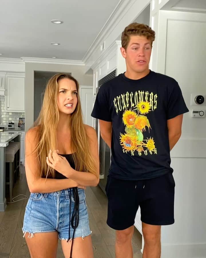Brent Riveraのインスタグラム：「Nickelodeon shows be like..😂 @lexibrookerivera @benazelart」