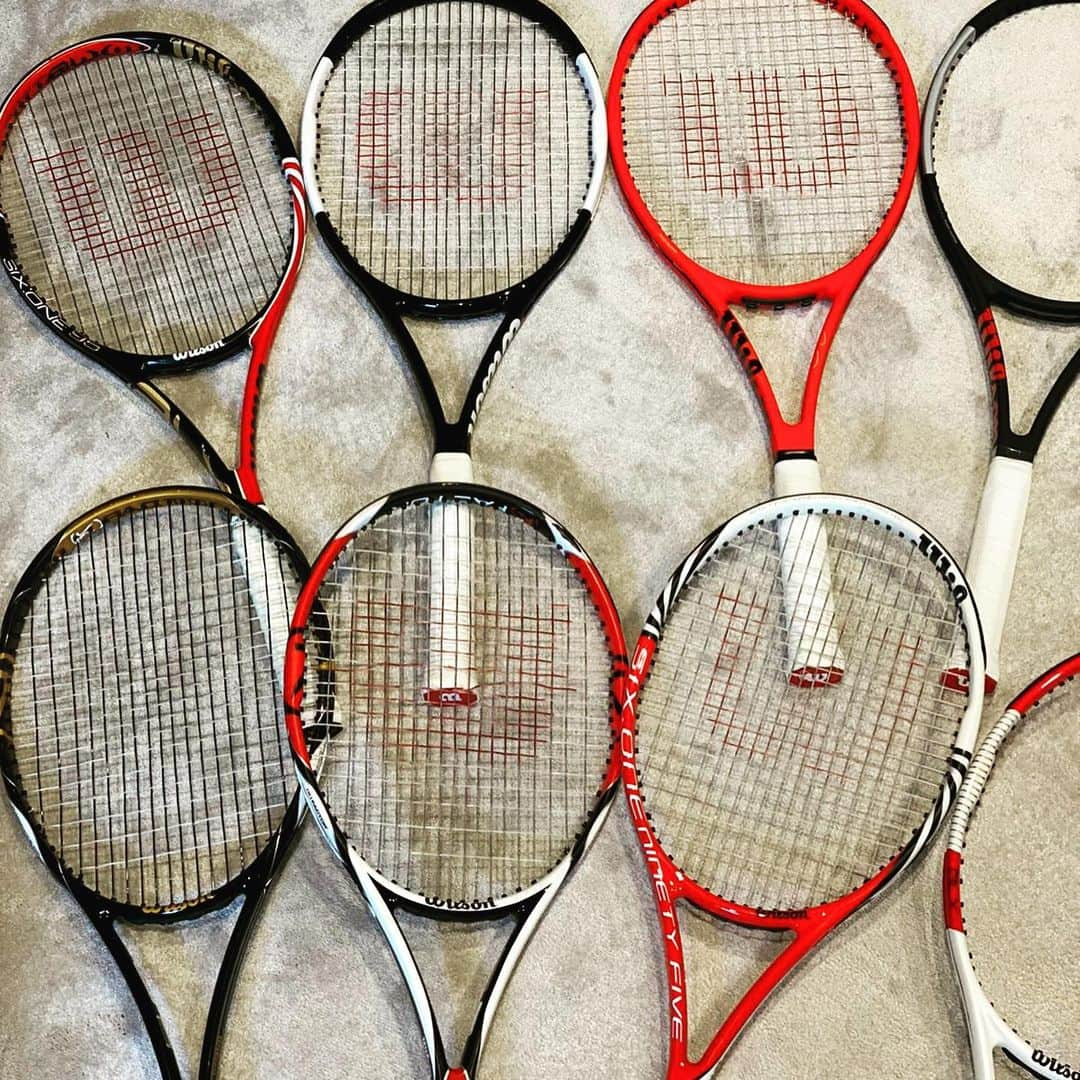 カイル・エドマンドさんのインスタグラム写真 - (カイル・エドマンドInstagram)「Dug some of my old rackets out from the cupboard, one of each style I’ve played with. The top row are rackets I’ve played with more recently and the bottom from when I started playing through to Juniors. The all red racket was a gift from Roger after the Laver Cup in Chicago and the the one to the right of that was a racket where I designed the colours and Wilson made it as a one off(never played with it). There’s two rackets that aren’t here which is my first Wilson racket, the black and white HammerT. The other is probably my favourite Wilson racket I’ve played with, the ncode six-one 95🔥  Anyone else got some old rackets lying around? #archive #tennislife @beechy102 @andymurray @nealskupski @kenskupski @jonny_omara @jamie__murray」5月6日 2時16分 - kyle.edmund