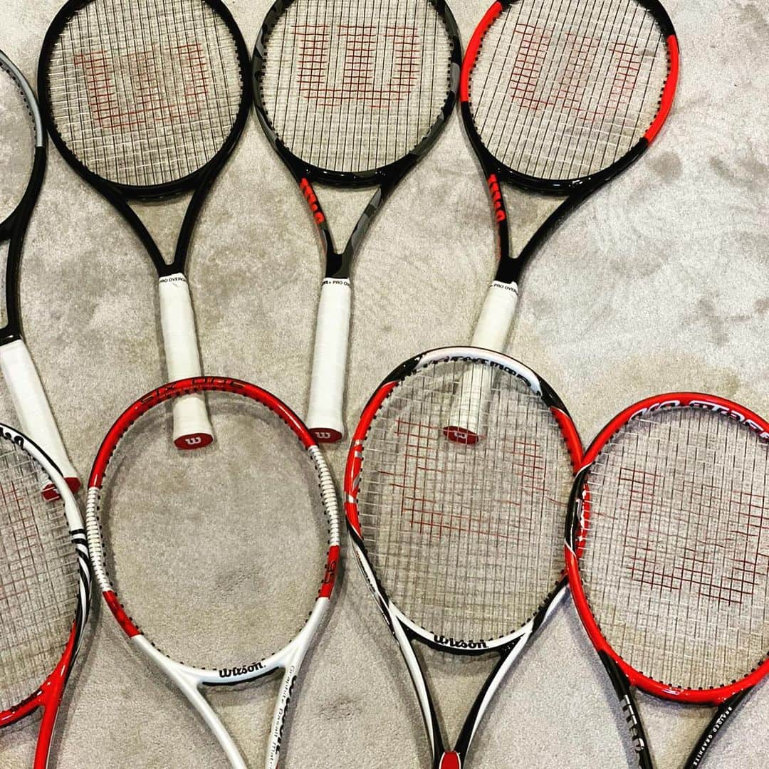 カイル・エドマンドさんのインスタグラム写真 - (カイル・エドマンドInstagram)「Dug some of my old rackets out from the cupboard, one of each style I’ve played with. The top row are rackets I’ve played with more recently and the bottom from when I started playing through to Juniors. The all red racket was a gift from Roger after the Laver Cup in Chicago and the the one to the right of that was a racket where I designed the colours and Wilson made it as a one off(never played with it). There’s two rackets that aren’t here which is my first Wilson racket, the black and white HammerT. The other is probably my favourite Wilson racket I’ve played with, the ncode six-one 95🔥  Anyone else got some old rackets lying around? #archive #tennislife @beechy102 @andymurray @nealskupski @kenskupski @jonny_omara @jamie__murray」5月6日 2時16分 - kyle.edmund