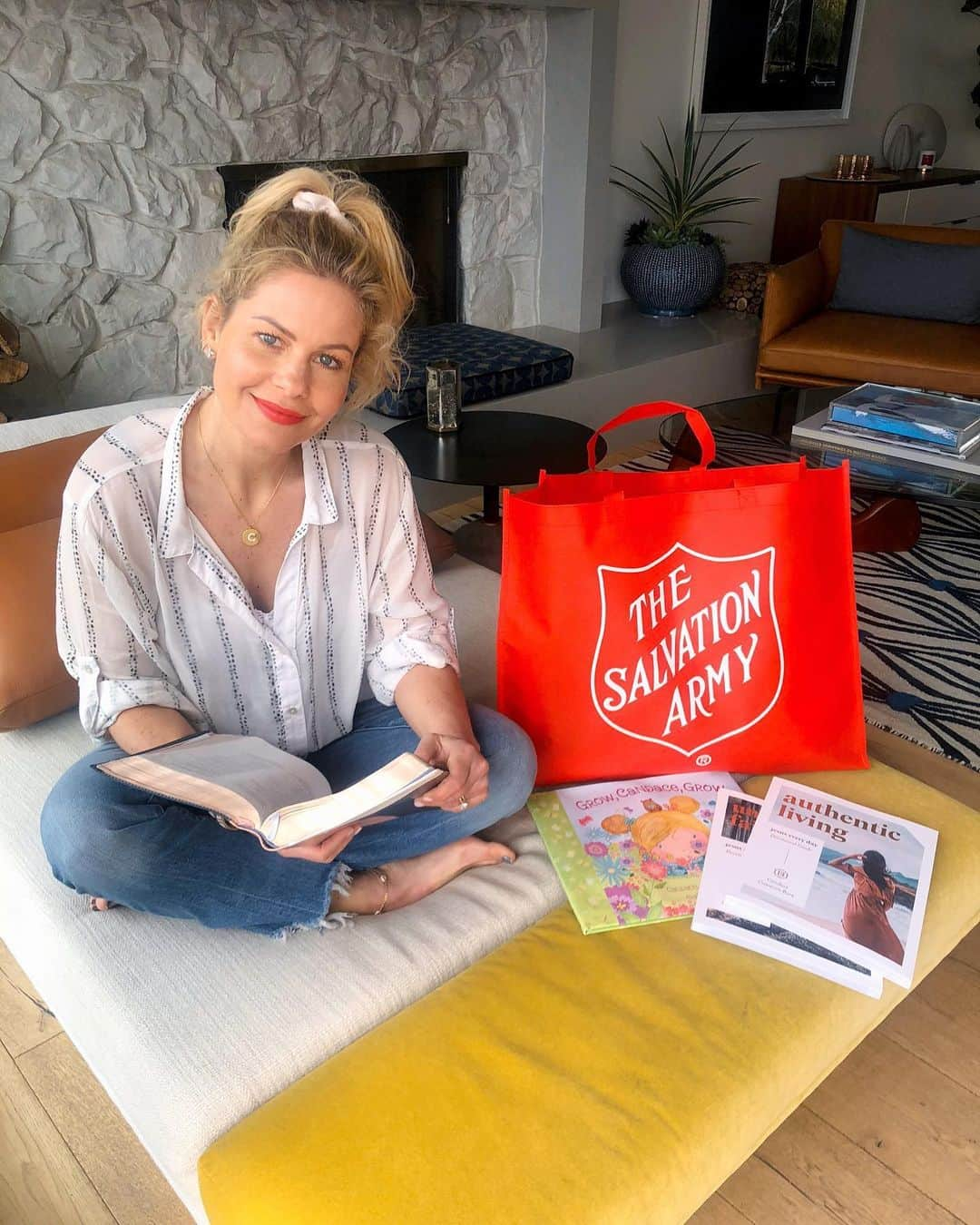 キャンディス・キャメロン・ブレさんのインスタグラム写真 - (キャンディス・キャメロン・ブレInstagram)「Typically, you see me spreading cheer on #GivingTuesday during Christmas with my friends @salvationarmyus. Today, I hope you’ll join me on #GivingTuesdayNow to bring hope to the millions of Americans who are turning to The Salvation Army for help RIGHT NOW. Give a gift of hope by donating – just $25 will provide 10 meals for those who don’t have food, today.  Leave a message of hope below in the comments. The Salvation Army will make sure someone who needs to hear it, does. If you’re struggling, reach out to them. They’re here to serve, all. #FightForGood #covid19」5月6日 2時32分 - candacecbure