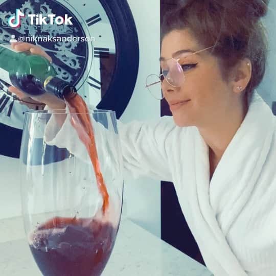 ニッキー・サンダーソンのインスタグラム：「What’s the best thing about isolation??🍷 #thekids #wine #bestthing #bestthingaboutisolation #babypictures #tiktok #video #comedyvideo #mybabypic #giantwineglass」