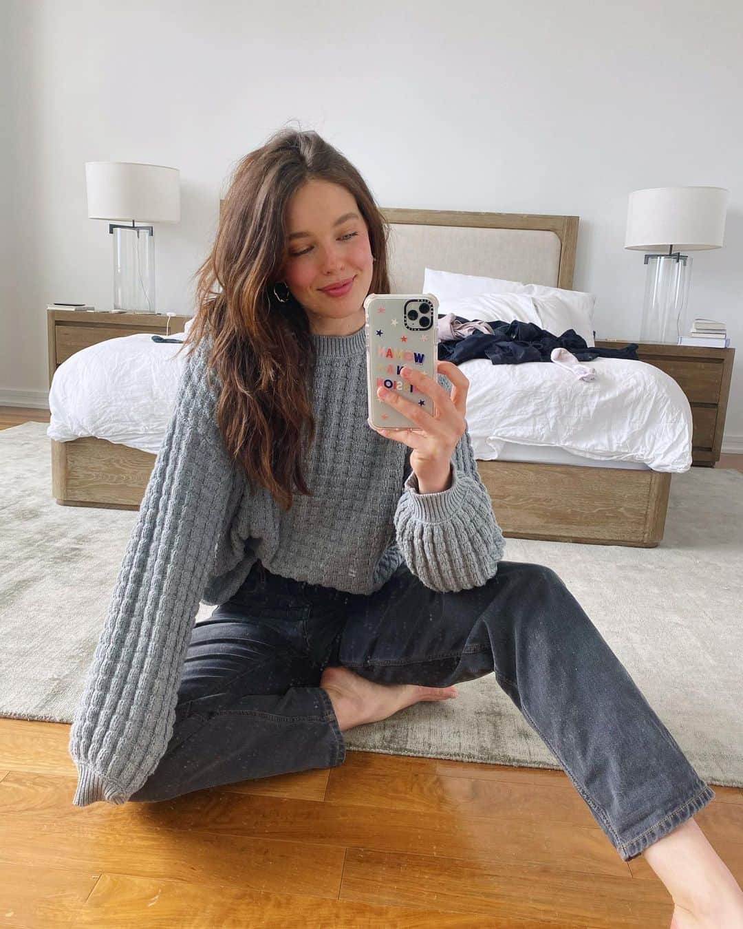 エミリー・DiDonatoのインスタグラム：「Just me and my clean laundry I’ve yet to fold. Wish I had more to report but this is all I’ve got 😂」