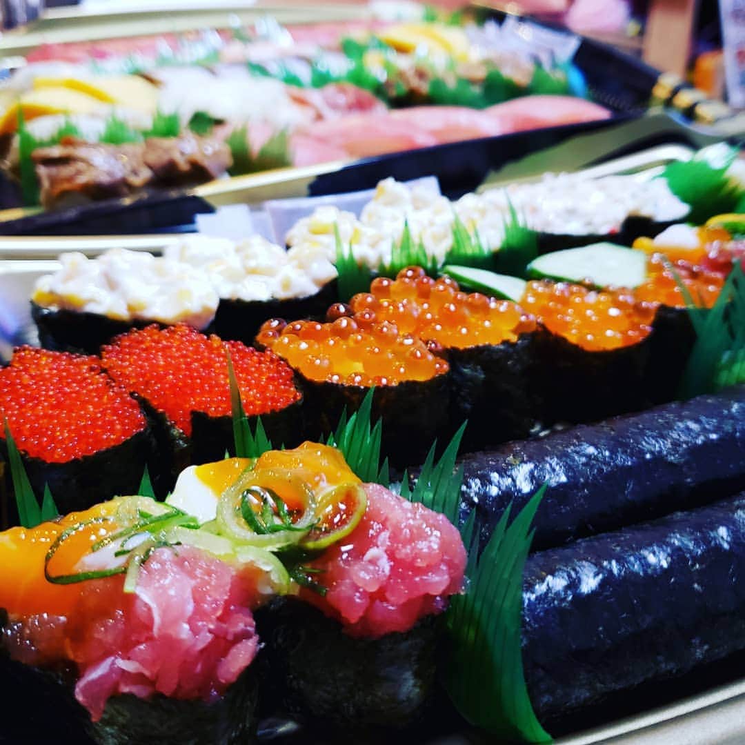 東朋宏さんのインスタグラム写真 - (東朋宏Instagram)「こどもの日は回転寿司のテイクアウト‼️ こういうとこのは普通のネタより変わり種が旨いんだよね。  生ハムと海鮮サラダは欠かせない(笑)  #こどもの日 #回転寿司 #テイクアウト #変わり種 #子供より夢中で食べる」5月6日 3時01分 - tomohiro_azuma