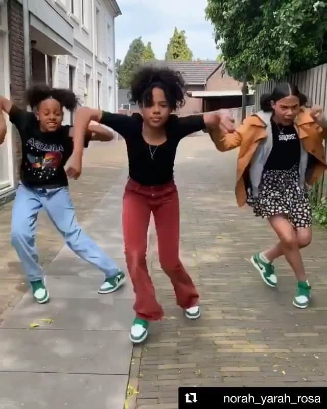 メナ・マスードのインスタグラム：「One of the first times I knew I wanted to be an actor, I got in front of my 4th grade class during a rained-in recess and started dancing to James Brown. I just wasn’t this good @norah_yarah_rosa!  #Repost @norah_yarah_rosa ______________________________________________ Today we have the privilege to perform live during the “James Brown Birthday IG-live musical tribute” @jamesbrownfamilyfdn . Thank you @jamesbrowngirl for asking us, we feel honored to be part of this and to remember your father. ______________________________________________」