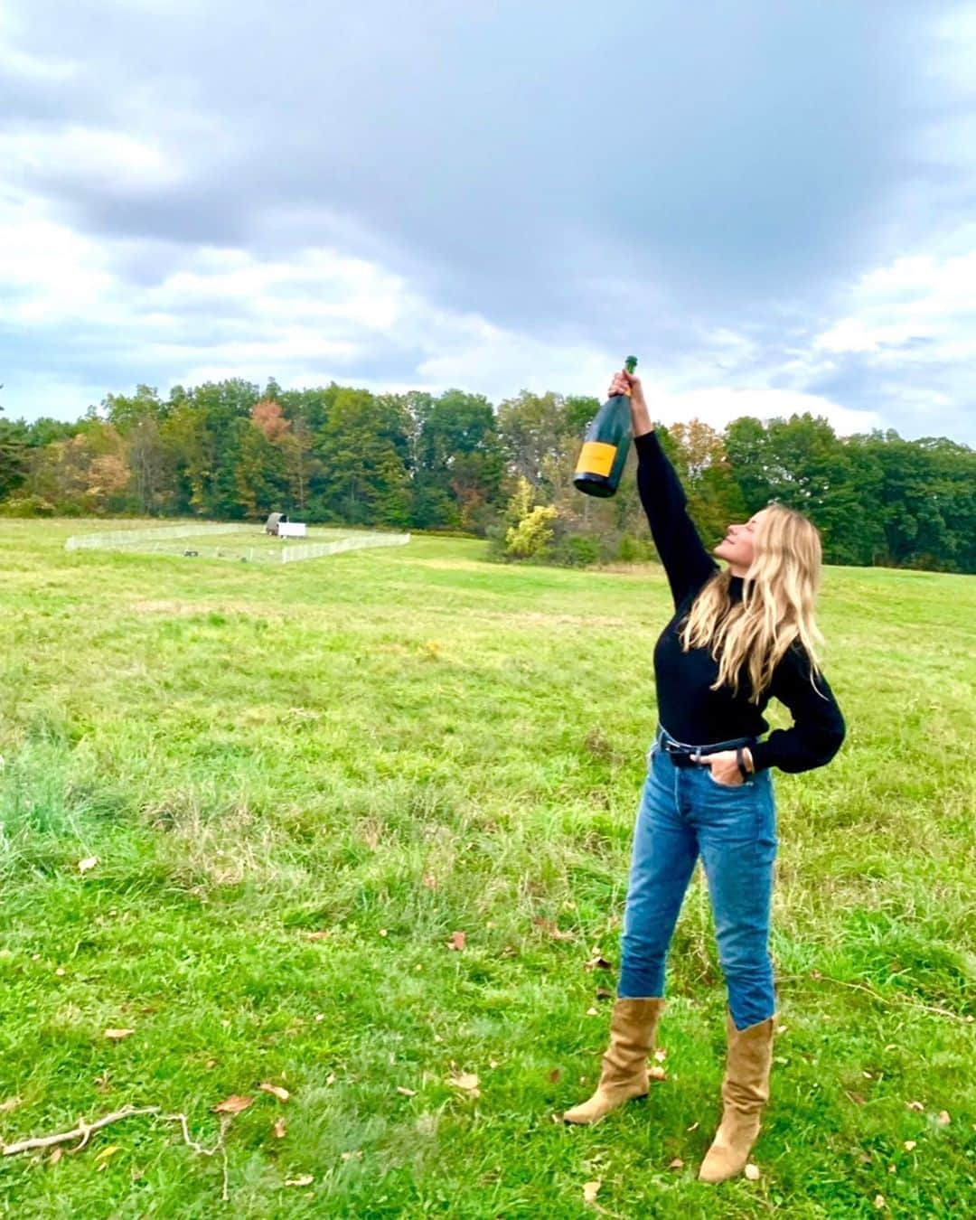 ロー・ボスワースさんのインスタグラム写真 - (ロー・ボスワースInstagram)「take me back!!!!! take me! this is upstate NY sept 2019. Where u goin???」5月6日 3時14分 - lobosworth