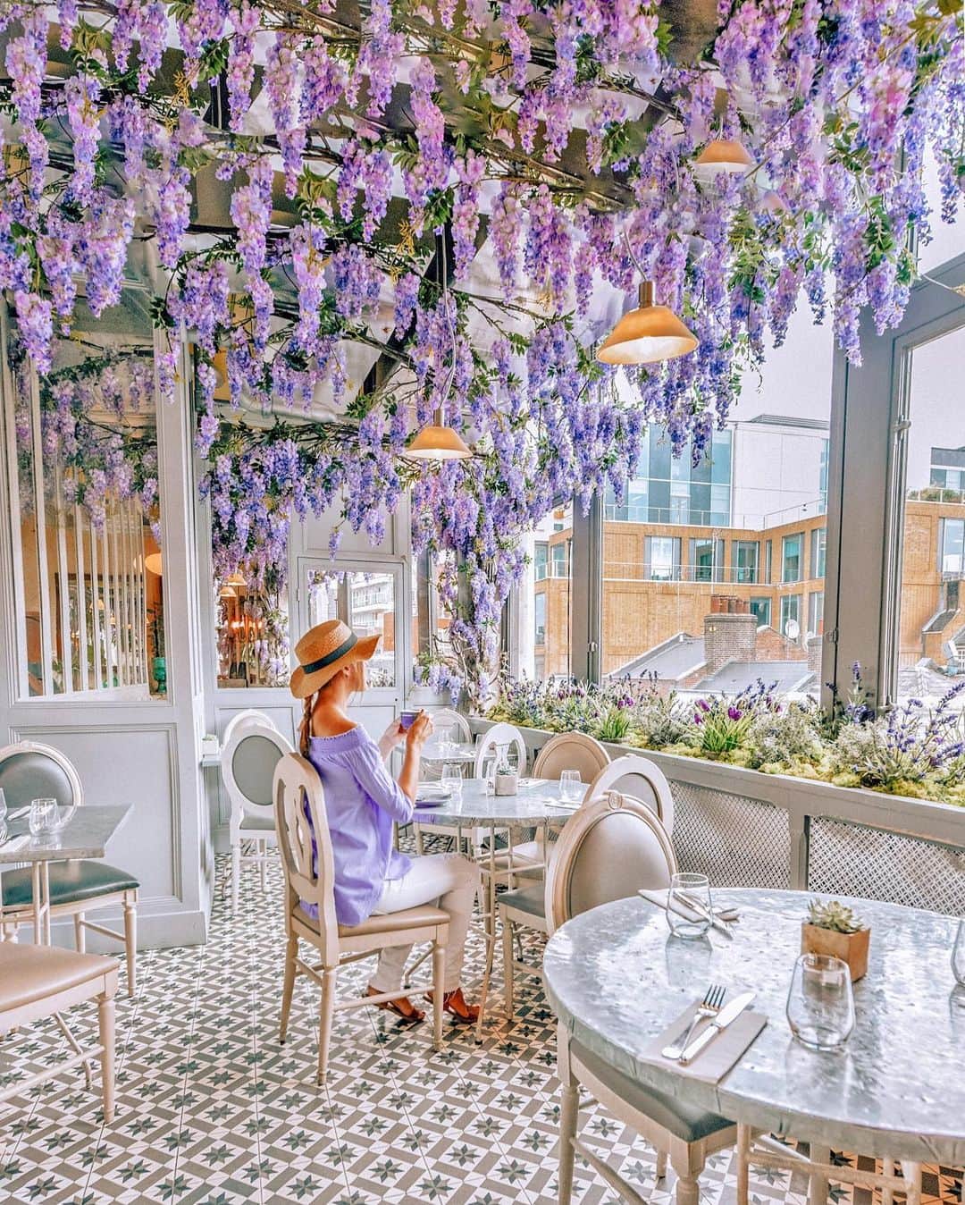 Izkizのインスタグラム：「Wisteria hysteria in London 💜 Never will I take the joy of just sitting in a cafe sipping a cappuccino for granted again ☕️ 📷 by my dad :)」