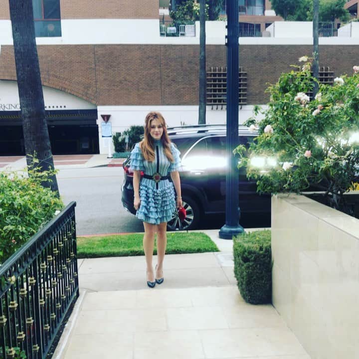エレナ・サチンのインスタグラム：「I kinda miss dressing up 🤷‍♀️」