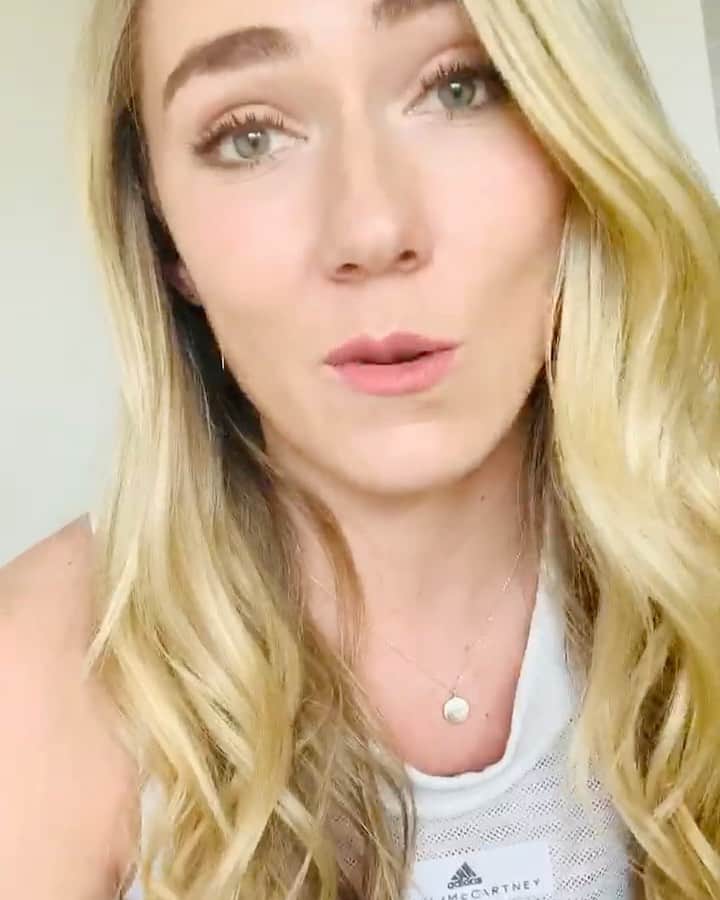 ミカエラ・シフリンのインスタグラム：「Guess what⁉️ Tomorrow (Wednesday), at 12pm MDT, I’ll be announcing the newly-nominated 2020-21 @landroverusa U.S. Alpine Ski Team members on the @usskiteam’s Insta LIVE! So, tune in then for an exclusive sneak-peek...where I’ll share the full list of my teammates and interview my new teammates (who knows, maybe Muffin will even say hi! 😅... but probably not 🐈) #TakeABreakWithLandRover 👏🥳」