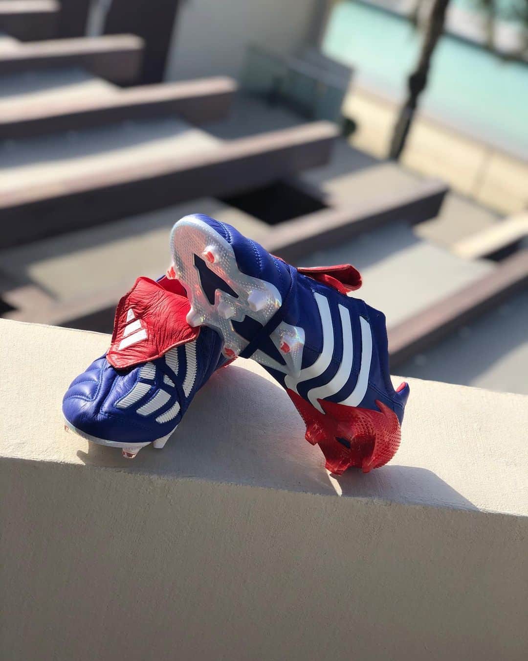 ナイジェル・デ・ヨングのインスタグラム：「Another beautiful remake rolled out of the @adidasfootball factory!  Japan Predator Mania 🎌🔥 Cant wait to the season starts again and rock these bad boys!!」