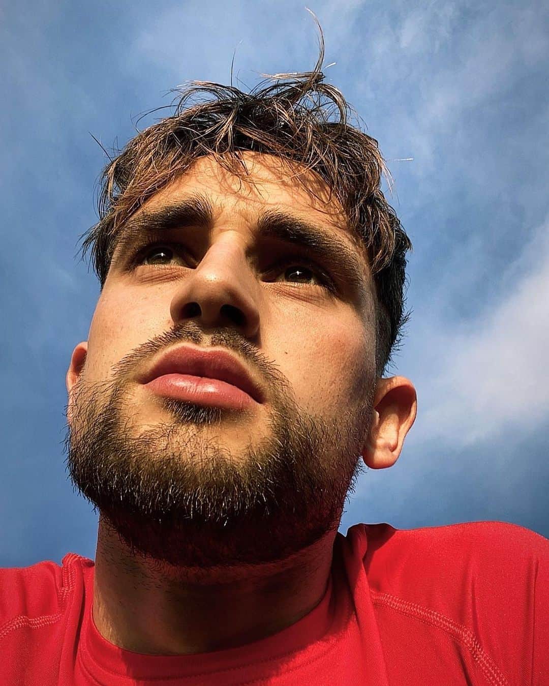 アドナン・ヤヌザイのインスタグラム：「🌞🔥 Hopefully we back on the pitch soon ⚽️❤️」