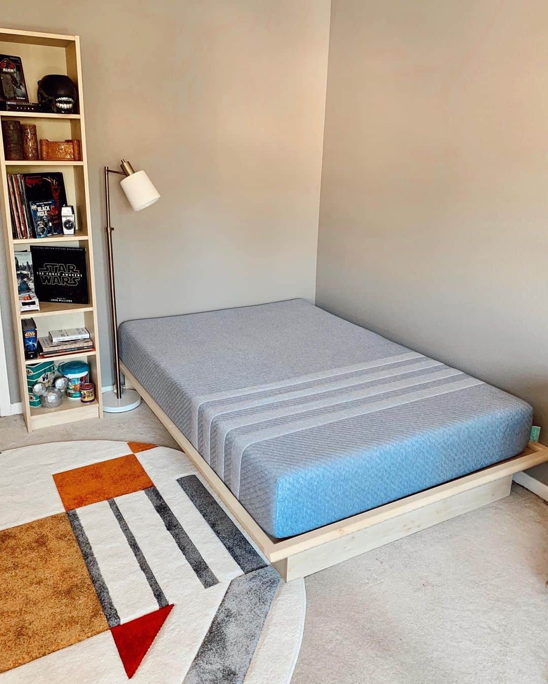 ブリー・キッシュのインスタグラム：「quarantine definitely has us prioritizing comfort in our living spaces more than ever! ✨ i’m so excited to be sharing the new STUDIO mattress by @leesasleep which allows us to do just that 💤 not only is this mattress like sleeping on a cloud thanks to 3 layers of foam, with every leesa mattress you get a 100 night risk-free trial, a 10-year warranty, and free shipping + returns ☁️ to top it all off, every leesa mattress purchased helps provide beds for children in need. you can use my promo code “ZZZ-BreeKish” for 15% off sitewide! this makeover has been soOo0o fun and rewarding. it’s definitely not done but we had such a strong start thanks to leesa! (swipe to see @matthew_serrano’s bedroom before! eeek!) 😴」