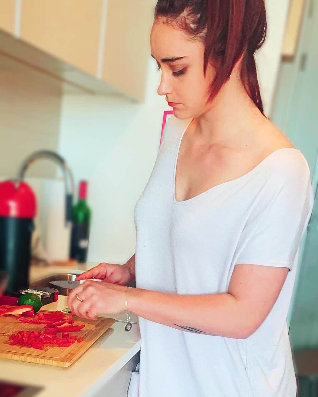 ケイトリン・オズモンドのインスタグラム：「It’s Taco Tuesday! Had a delicious black bean taco lunch with a tomato and pepper salsa. And of course cilantro! Completely obsessed with cilantro! Downside of cooking though.... cleaning.  I hate doing dishes! . . #isolationlunchtime #anybodywanttodomydishes #cilantroenthusiast」