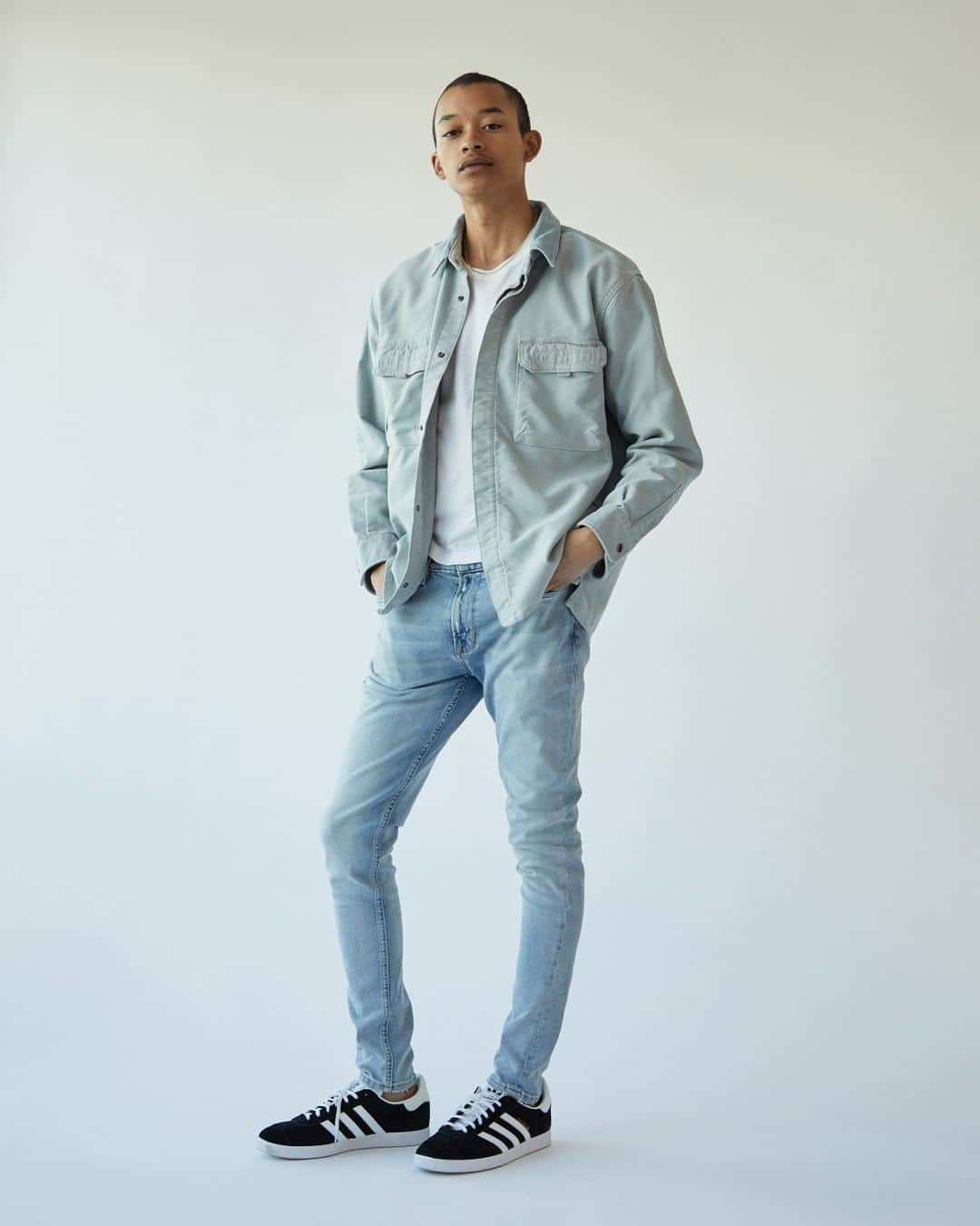 ハドソンのインスタグラム：「Slim and soft and stitched with quality Italian denim. Guys, the Zack in light-washed Layup may be the only jean you’ll need this summer.」