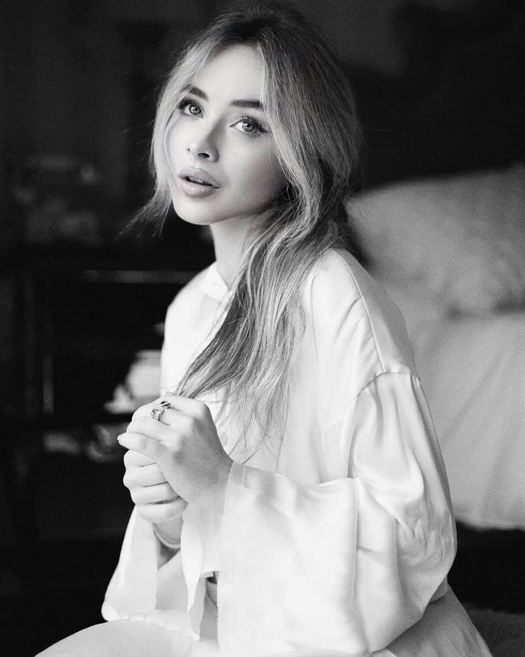 サブリナ・カーペンターのインスタグラム：「ask your heart to tell you her worth  your heart will say heaven on earth」
