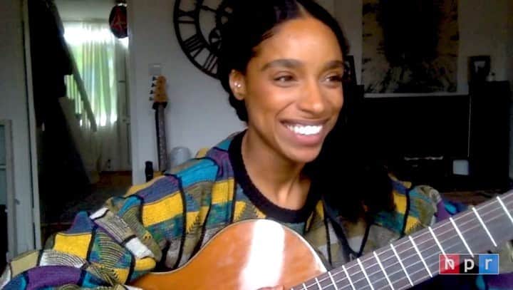 リアン・ラ・ハヴァスのインスタグラム：「It was my absolute pleasure to do this new tiny desk concert from my home here in London, albeit that the circumstances are rather different this time.. x Love to all at @tinydesk Thanks for Lianne La Having me🌸」