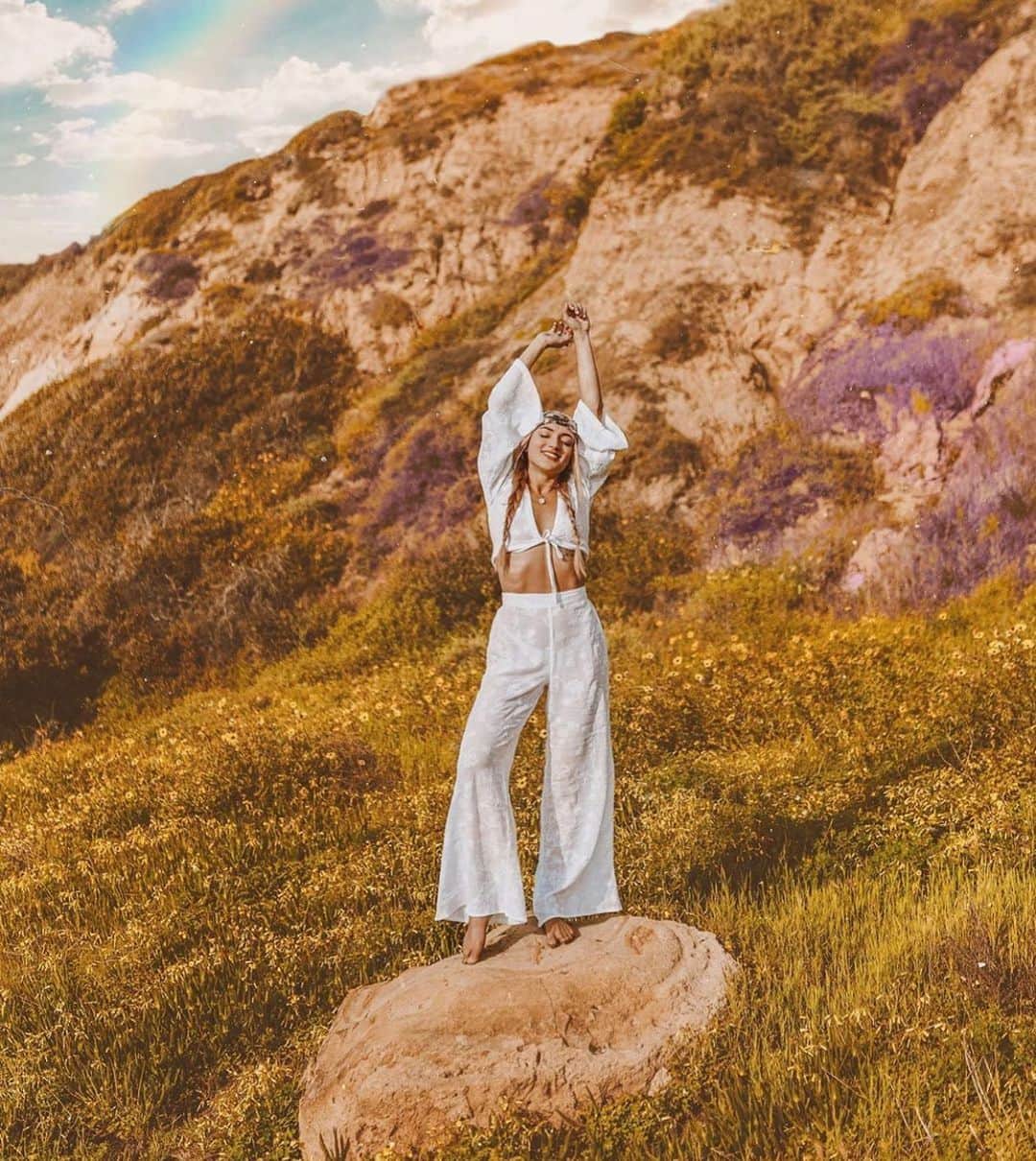 leslie & dani & harriのインスタグラム：「Picture by @rosemaryretro  It’s getting so warm here in SoCal and I’m loving it! ☀️」