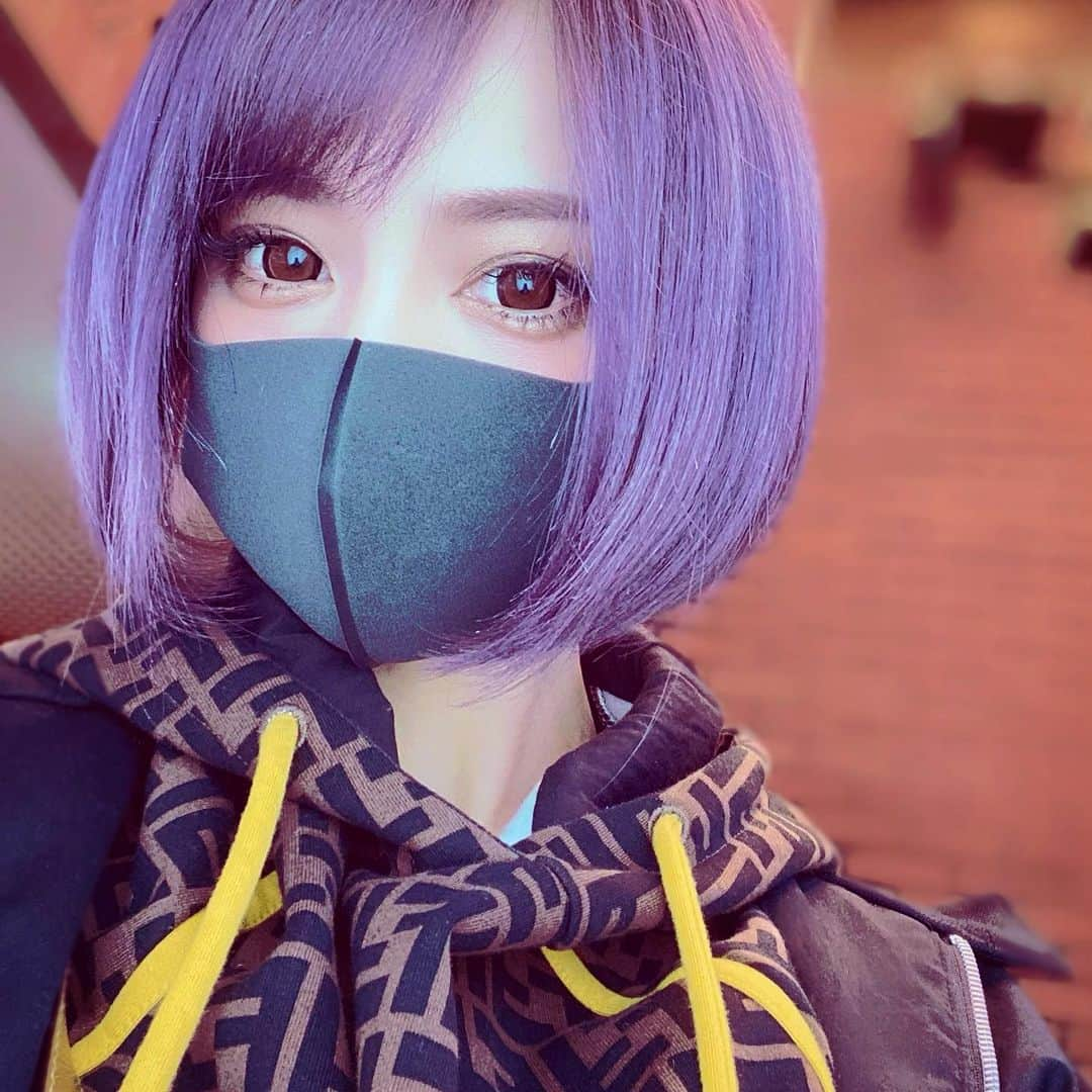 サキ吉さんのインスタグラム写真 - (サキ吉Instagram)「今日何度もお昼寝しちゃったから眠れない🤷‍♀️ ． いつかのpic📷✨ 髪はここ何ヶ月かずっとパープル強め！→色落ちしてだんだんピンクに💞 染めたての時はお外で光が当たるとめっちゃ紫に見える💜 いつもLapisのかずやさんにお願いしてます🙌 @lapis_kazuya ． #ショートカット #ショートボブ #前下がりボブ #ヘアカラー #パープルアッシュ  #ピンクアッシュ #selfie #fendi」5月6日 4時45分 - sakikichi1201