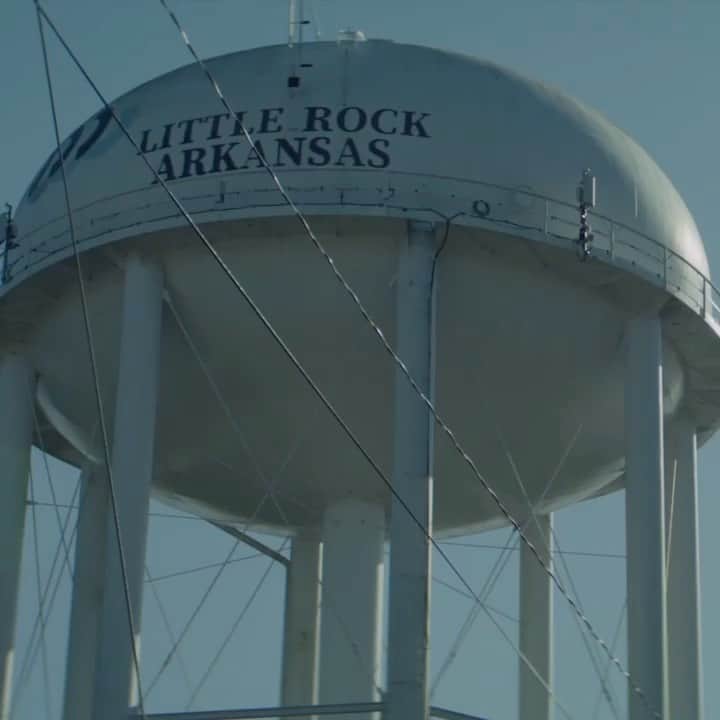 リアム・ヘムズワースのインスタグラム：「Arkansas Home Premiere is now on @appletv」