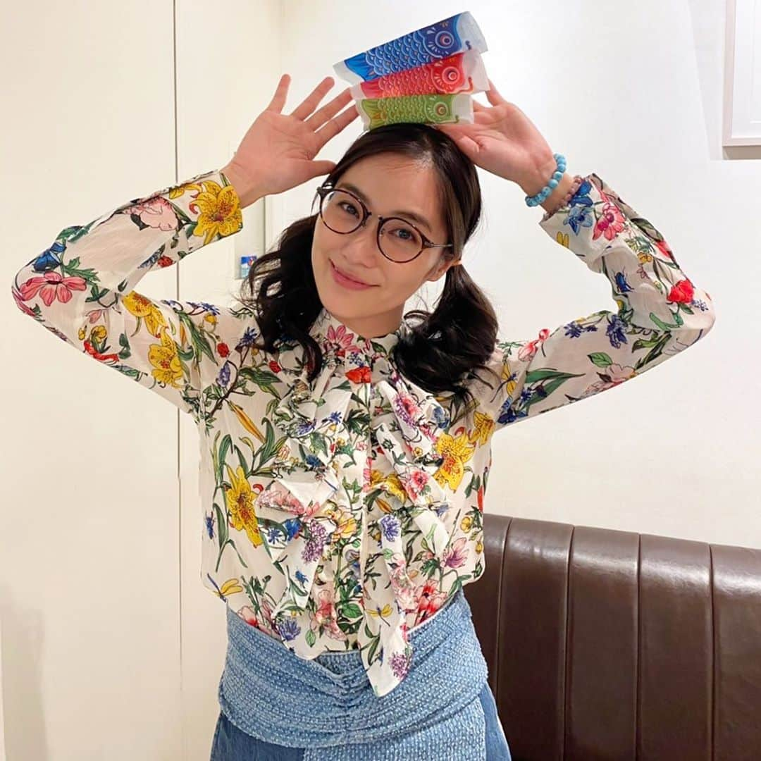 小澤真利奈さんのインスタグラム写真 - (小澤真利奈Instagram)「5月5日はこどもの日 YouTube大喜利が始まって1か月が経ちました。 そして…くるみらTVチャンネル登録が1000人に！ 皆さんのお陰です。本当にありがとうございます！！！ 私ははじめてのことを沢山経験させていただく中で刺激的な毎日を過ごしています。 皆さんと一緒に毎日笑って免疫力をあげたい！！ 今日もYouTube大喜利は17時からです。 お待ちしています✨ #くるみらTV #YouTube大喜利 #本日17時から #ゲストはかもめんたるさん #おもしろく間違える #大喜利チャレンジ #ヘアメイク　@_nagigee」5月6日 10時26分 - marina_kozawa_official