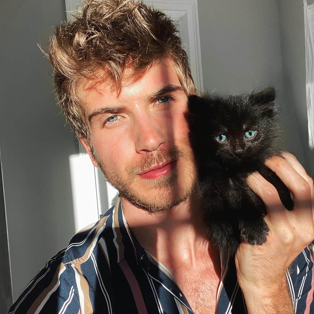 ジョーイ・グレーセッファのインスタグラム：「Sabrina and Salem could NEVER 🌙  cast a spell in the comments 😼✨」
