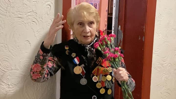 ヴラダ・ロスリャコヴァのインスタグラム：「WWII veteran Anastasia Arnoldovna Braverman wished us all good health and asked us to be careful and disciplined! ❤️ @rus_usa_org watch full video on IGTV」