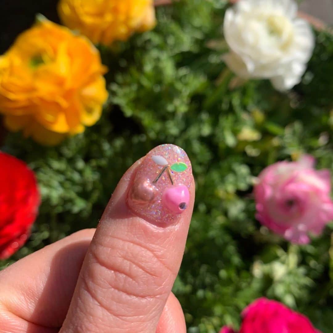 澤野井香里さんのインスタグラム写真 - (澤野井香里Instagram)「@cherish_nail の可愛いサンプルの中から選んだお気に入りの#さくらんぼネイル 🍒  ピンクのグラデーションの色使いも好きな感じ💕 3月にしたのにまだもってるからすごいなぁ〜👏 『ママの親指さくらんぼ🍒☺️』 と、Sが毎回ネイルを楽しみにしてて、いつも褒めてくれる♡笑  次のしたいデザインもあるし、早く行きたくてウズウズ😂  @cherish_nail ﻿ ☎︎078-587-8499﻿ ﻿ #ks_20✨ #ks_nail✨ #ks_kobe✨ #nail #kobe #cherishnail #神戸 #北野 #プライベートネイル #プライベートサロン　#神戸 #神戸ネイル #三宮ネイル #さくらんぼネイル　#ネイル好きな人と繋がりたい #💅」5月6日 6時33分 - kaori_sawanoi