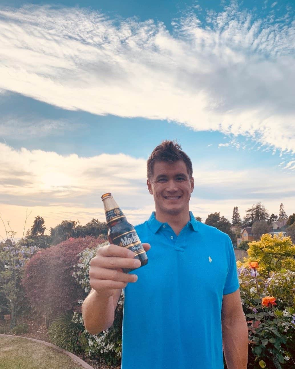 ネイサン・エイドリアンのインスタグラム：「Please join me in saluting our medical community in a big way today. Share a raised glass or thank you with #CincUp and @ModeloUSA will donate $1 for every public post (up to $500K) to #FirstRespondersFirst! Thanks for helping and I hope you all have a safe & happy Cinco. #ad」