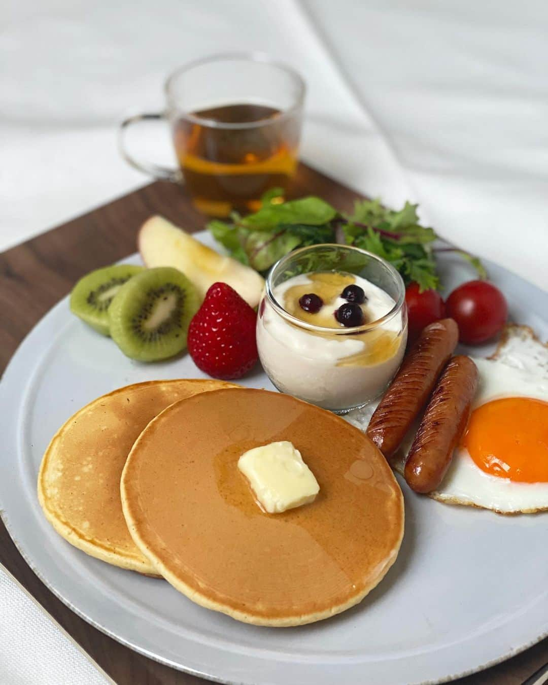 坂元美香さんのインスタグラム写真 - (坂元美香Instagram)「おはよー 今朝は久しぶりにホットケーキ🥞 . 材料は、 ☑︎小麦粉 ☑︎ベーキングパウダー ☑︎てんさい糖 ☑︎たまご ☑︎豆乳 ☑︎バニラビーンズ . 写真撮ろうとするとバターが 溶け落ちる…戻して… 撮ろうとするとまた落ちる… の繰り返しよ😆 . 自粛中に作りたいもの… マラサダ、シフォンケーキ、ベーグル、 パニーニ、ワッフル…とたくさんある。  でもなぜか息子が突然 クラッカーを食べたいというので 今日は初めてクラッカー作るかも。 生まれて14年、クラッカーなんて 美味しいって食べてたことあったかしら？🤔 まぁとりあえず作ってみよう。 うまくできるだろうかね🤨 . Have a lovely day!  #坂元家の朝ご飯 #おうちごはん #おうちごはんlover  #おうちモーニング #あさごはん #自家製R1豆乳ヨーグルト #ホットケーキ #食べた物でわたしの身体は作られる #普段やらないことたくさんやって成長してやるキャンペーン #坂元ごはん」5月6日 7時10分 - mika_saka