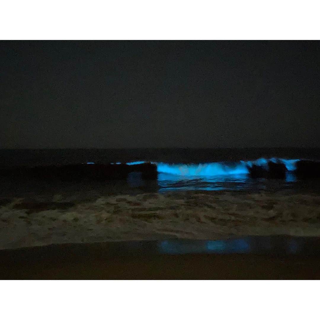ジェラ・マリアーノのインスタグラム：「Hi California it’s nice to be back and see you now have cool glowy waves..further proof ~ Mama Nature you win💙✨」
