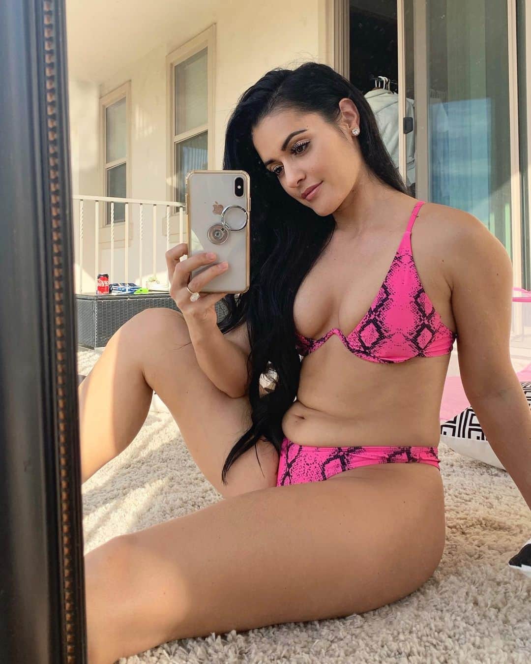 Jessica Arevaloさんのインスタグラム写真 - (Jessica ArevaloInstagram)「WHATS THE HEAVIEST YOU’VE EVER WEIGHED? - This is for sure about my heaviest weight I’ve ever been. Honestly I feel like no matter what weight I’m at it’s always a struggle because society/social media puts it in our heads daily 24/7 what is the right image for a woman whether it’s heavy, muscular, skinny whatever you want to call it. - - But at the end of the day it only matters how we feel about ourselves inside and I feel that is a constant battle for most people if not everyone. It’s important we constantly feed ourselves love and acceptance when we look in the mirror because no one can make you feel comfortable in your body only you can. - - I share these pictures with you to relate to you and let you know that everyone goes through their ups and downs in life physically and mentally and no one is perfect. We need to embrace ourselves and support one another in all chapters of our lives!👯‍♀️ - Keep your head up loves and never ever give up!😘 - Tag someone that needs to hear this!👇🏼」5月6日 7時21分 - jessicaarevalo_
