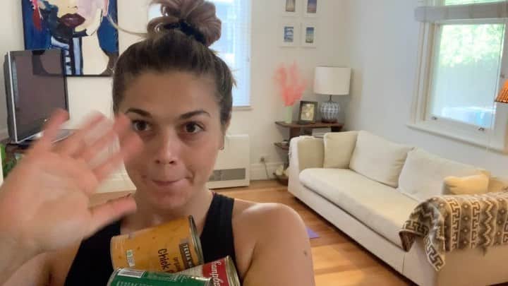 フィービー・ディ・トマソのインスタグラム：「Alright - so here’s an idea to spice up your training this week. Fill up your backpack with some things from around the house (tins on tins work really well) And you’re ready for an at-home strength workout!  We’re hitting your 6 key movement patterns here - to make sure we’re covering ALL your bases. Here’s what you’ve got: 1 Back 1 1/2 Squats 2 Overhead Lunges 3 Bent Over Row 4 Plank Pull Throughs 5 Russian Twists 6 Squat to Press Aim for between 12-15 for each of these exercises and work your way through 3-4 sets⚡️ For more workout inspiration to get yourself strong, hit up the Nike Training Club app and work your way through the Strength workouts (the 'Pace Breaker' is a no equipment Strength BANGER FYI) 💥💯🎒#teamnike #workingwithNike #packapunch #NTC #strength #youcantstopus @nike @niketraining 🎧 U Say - GoldLink ft Jay Prince + Tyler, The Creator.」