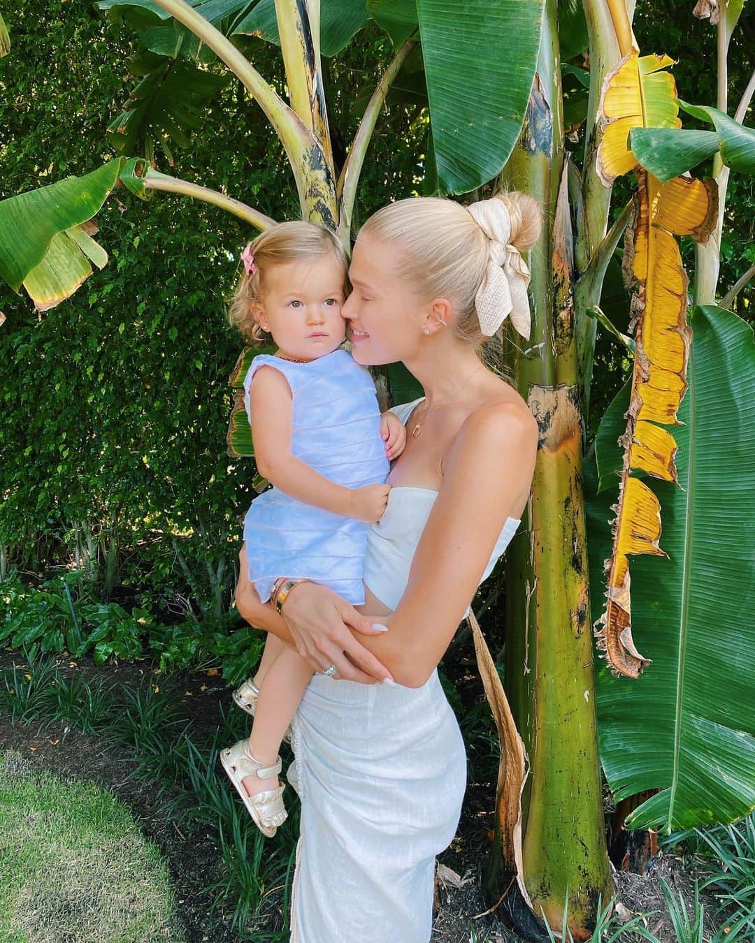 ヴィタ・シドルキナのインスタグラム：「Lovey dovey 💛」