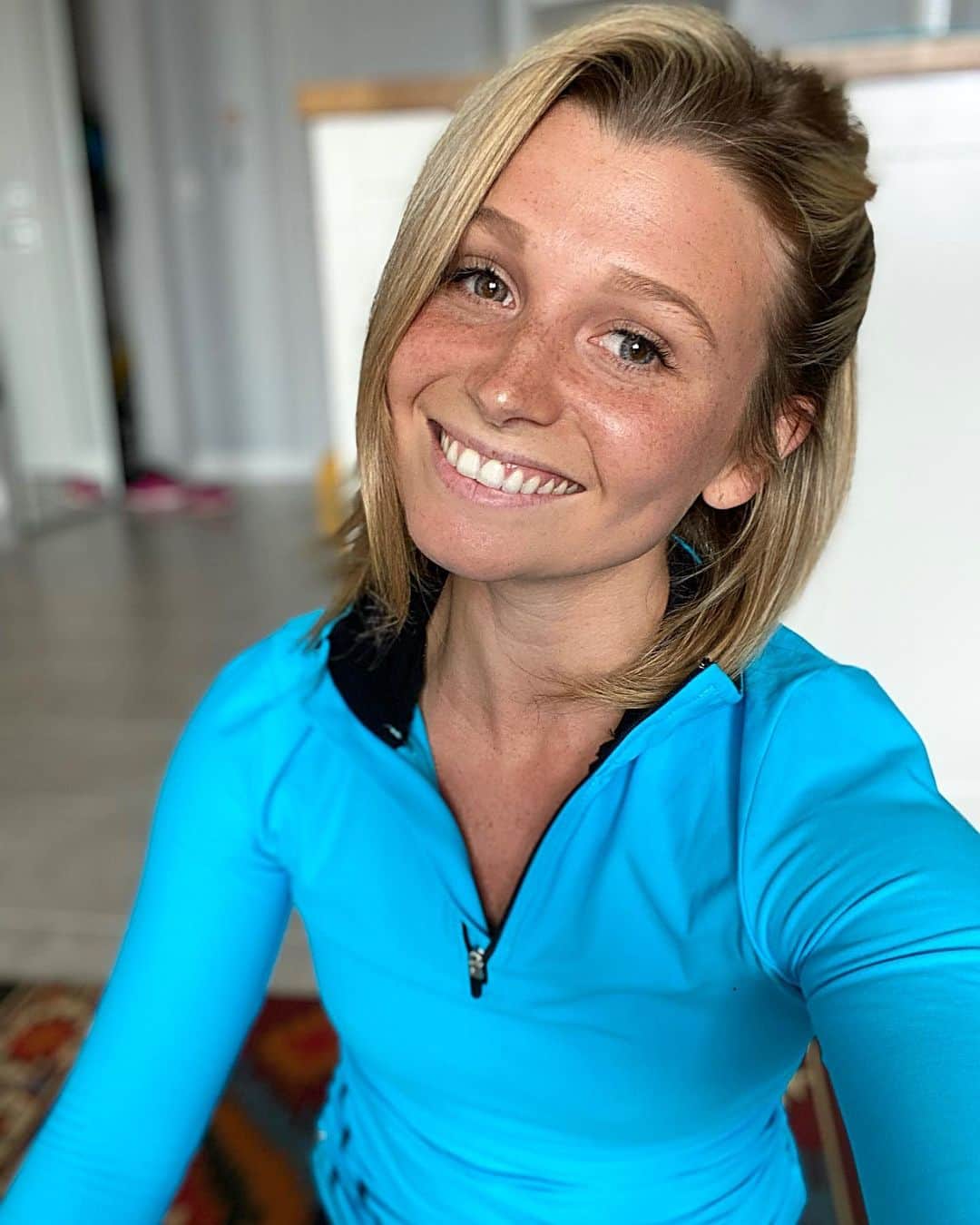 カーステン・ムーア＝タワーズのインスタグラム：「‼️Giveaway Alert‼️ 🖤WIN🖤 Want to win a £20 ($35) chique sport voucher?  All you have to do is... 🖤 follow me @kirsten_mt and @chiquesport 🖤 tag two friends below  If you haven’t seen Chique Sport before, check them out! Their training clothes are some of my most favourites and they have a ton of cute styles!  #ChiqueSport #TraininStyle  Competition closes on May 7th at midnight!!」