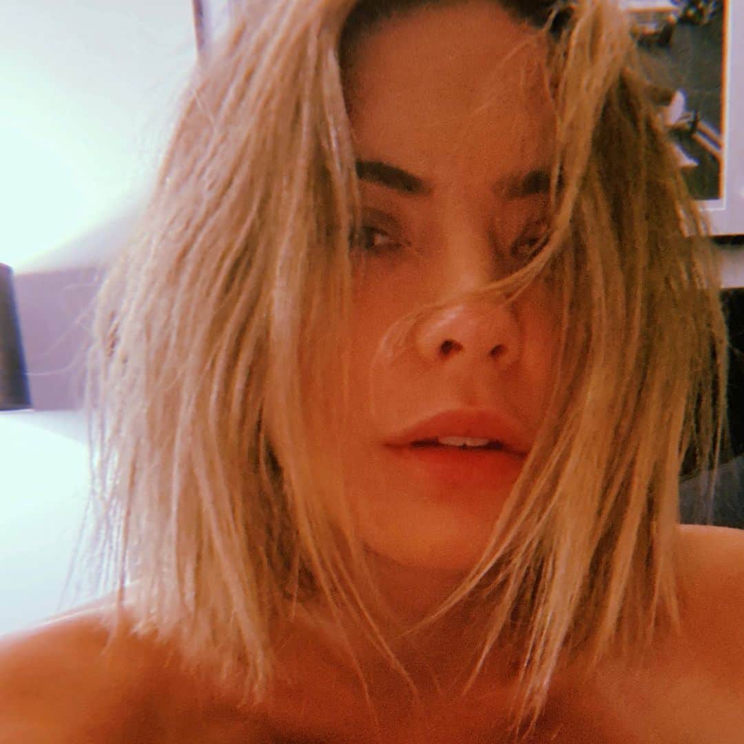 アシュレイ・ベンソンのインスタグラム：「🦖 bored in the house」