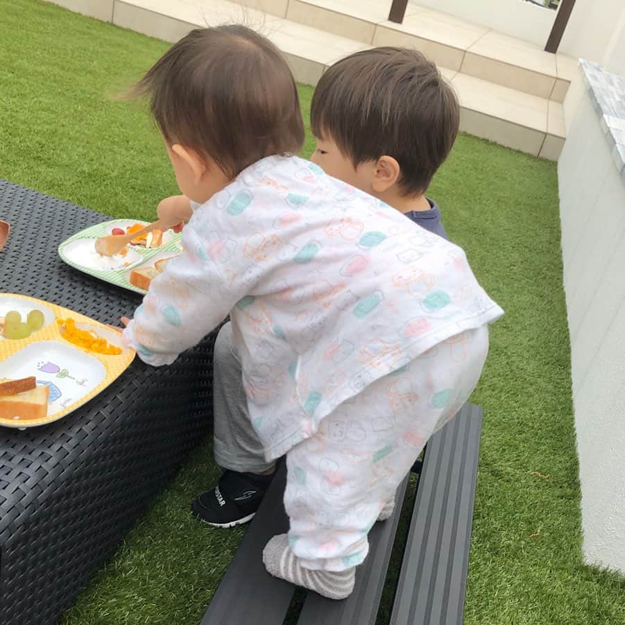 田中涼子のインスタグラム：「最近、朝陽が昇りきる前の7時くらいは﻿ ひんやり気持ちよくて、パジャマで朝ごはん🙌🏻﻿ ﻿ 夏は5時半ころだと外もまだ暑くないから﻿ 子ども産んでからどんどん早起きになってる☀️﻿ ﻿ 昔は寝坊ばっかりで朝弱かったから﻿ 友達が朝お弁当作ってるのとか聞いて﻿ 私はお母さんになるのムリかなぁと思ってたけど﻿ 意外といけたなぁ。﻿ ﻿ 子どもの力ってすっごい❤️❤️❤️﻿ ﻿ #朝ごはん #2児育児 #朝活」