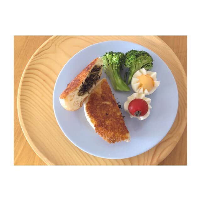 のインスタグラム：「朝ごはん . . #おやき (チーズと高菜) ゆでたまご ブロッコリー . . おはよー♡ お腹不安だけど、 パン悪くなっちゃうから (おなか悪くなっちゃう🤣) . 買っておいてたパン〜💓 . . 結構、自由にたべてるんだけど 体重は、食事制限してた45kgから +1〜2kgで留めてます☺️ . 身体の調子とか、食べる量とかで このくらいまでだな〜って できるようになってきたかも☺️ . . ほんとか？(笑) . あと１ヶ月自粛期間あるから、 さらに、身体に落とし込めるかも！ . それができたらもう大丈夫だ☺️ . . #カフェ風ごはん . . #stayhome #おうち時間 . ◉ライザップ公認の紹介アンバサダーです。 〜紹介特典で、お安く入会できます〜 . ▶︎全国どの店舗でもOK ▷２週間のトライアルコースもあります(^_^)/ ▶︎カウンセリング予約前にご連絡ください . ◎入会やカウンセリングをお考えの方、 ご質問なども、DM✉️ください。 . ★トレーニング見学もできます★ . 📺RIZAP TVCM出演 🏅RIZAP BMG ファイナリスト2017.2018 . #rizap #ライザップ . #ダイエット #diet #ダイエット日記 #レコーディングダイエット #instadiet #ダイエット仲間募集 #ダイエッター #公開ダイエット  #朝ごはん #朝御飯 #morning #カフェごはん #おうちごはん #糖質制限 #healthyfood #healthylifestyle #oneplate #toastbread #うちカフェ #惣菜パン」