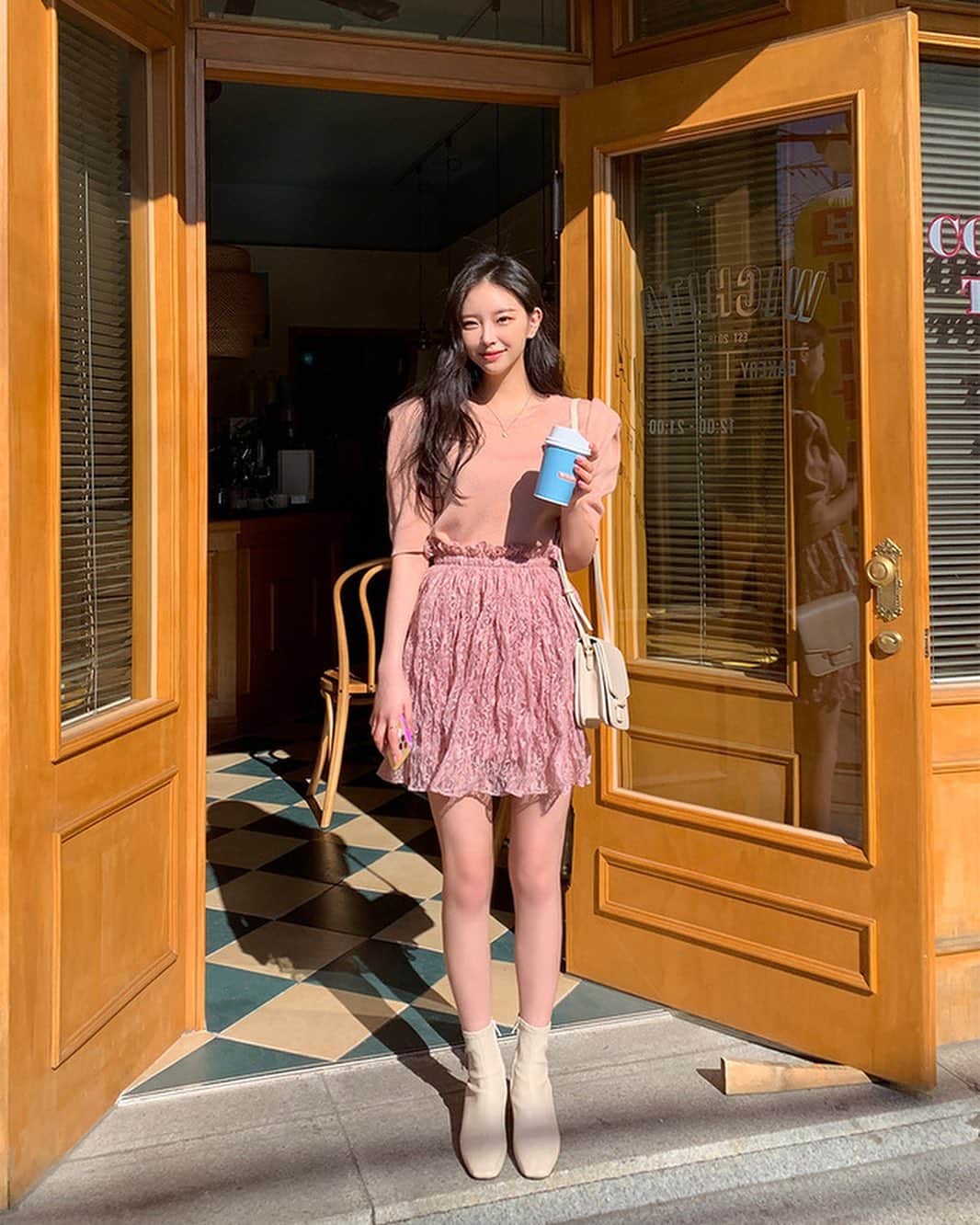 Chuuのインスタグラム：「오늘도 화이팅해요 츄멤님들💓 #chuuseoul」
