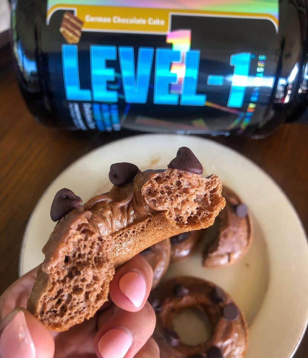 アナ・チエリさんのインスタグラム写真 - (アナ・チエリInstagram)「Wow! Protein Donuts!! 🍩🍩🍩 By @chlobo_fit ・・・ ⠀ These protein donuts are perfect for when you’re craving something sweet, but want to stay on track🙌🏽 ⠀ Ingredients😋 -1 scoop @1stphorm Level-1 protein (linked in bio) -1/2 cup Kodiak Cakes -1/4 cup nonfat Greek yogurt -1/4 cup almond milk -1 egg -1 tsp baking soda -dash of cocoa powder -dash of vanilla extract ⠀ Frosting😛 -1/2 cup nonfat Greek yogurt -1/4 scoop protein powder -optional: sweetener ⠀ Top with chocolate chips and ENJOY🎉 ⠀ ⠀ #iam1stphorm #teamdonut #1stphormrecipe #proteindessert #proteindonut」5月6日 8時26分 - anacheri