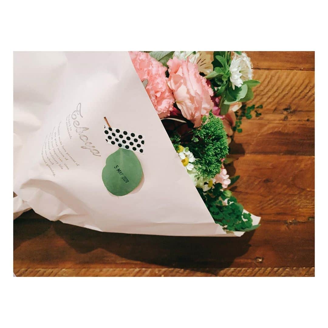 庄村奈津美さんのインスタグラム写真 - (庄村奈津美Instagram)「2020.5.5 泣いて、笑った昨日の番組卒業。 たくさんのありがとうの気持ちに溢れた時間でした🌸😊 ・ 野菜作りの師匠、みえさんの登場にはやられましたね😢 大好きな人にも祝ってもらい、幸せ者です❤️😭 ・ ・ それにしても、ナマ •イキVOICE 30年の歩み、 濃いものがありましたねー😂偉大なる先輩たちばかり！ 今月から、毎月最終土曜日(5月は29日)は、 この30年の中から、リクエスト企画を放送するとか😆✨ 私もゆっくり観まーす♪  そしてそして。 みなさんからの心温まる労いのメッセージ、 読ませていただいています🥺💓 これからゆーーっくりお返事させていただきますね🙇🏻‍♀️ ありがとうございます😭  さて、今月から産休に入りますが、 日々の出来事などはゆるーく、気ままにUPしていきますので、 どうぞお付き合いただければと思います🧚‍♀️ ・ ----------------------------------- ・ 写真は、昨日のフォトギャラリー🤳🏻 ・ プレゼントが大好物のチキン南蛮って最高❤️ #チカバノ食堂 #美川画伯のイラスト付き #ナマイキスタッフたちと ・ Teboyaさんも一緒に卒業でした🥺 #スタジオセット #グリーンとお花 #ナマイキセット10年間ありがとうございました🙏 ・ 番組卒業恒例、 アナウンス部からの労いセレモニー💐 #感謝 ・ そして、片付け終えて机に戻ると段ボール箱が😳 師匠宅からの中継に行ったスタッフのお土産でした！ 箱いっぱいに敷き詰められたビッグ玉ねぎ🧅 ただ、妊婦には応える重さでした😂 うれしいお土産にほっこり💓 #師匠改めてありがとう #心を育ててもらいました #師匠からの教え #物事は簡単にはいかないこと #ありのままを受け入れる心 ・ 帰宅後。夫からのお祝いケーキ🍓 #ありがとうがいっぱいの日 #20200505 #ナマイキ卒業」5月6日 8時35分 - shomura_723