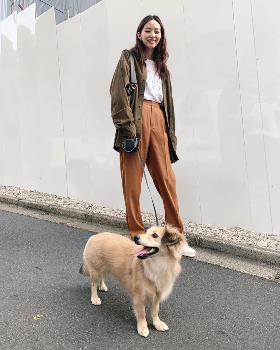 Shiho Sasakiのインスタグラム：「連休中、天気がいい日は🐶のお散歩へ🍃 テロっとした生地感が楽ちんなパンツは @moussyofficial の👏 ストーリーにリンク載せたよ🙆‍♀️ #MOUSSY #MOUSSYSNAP」