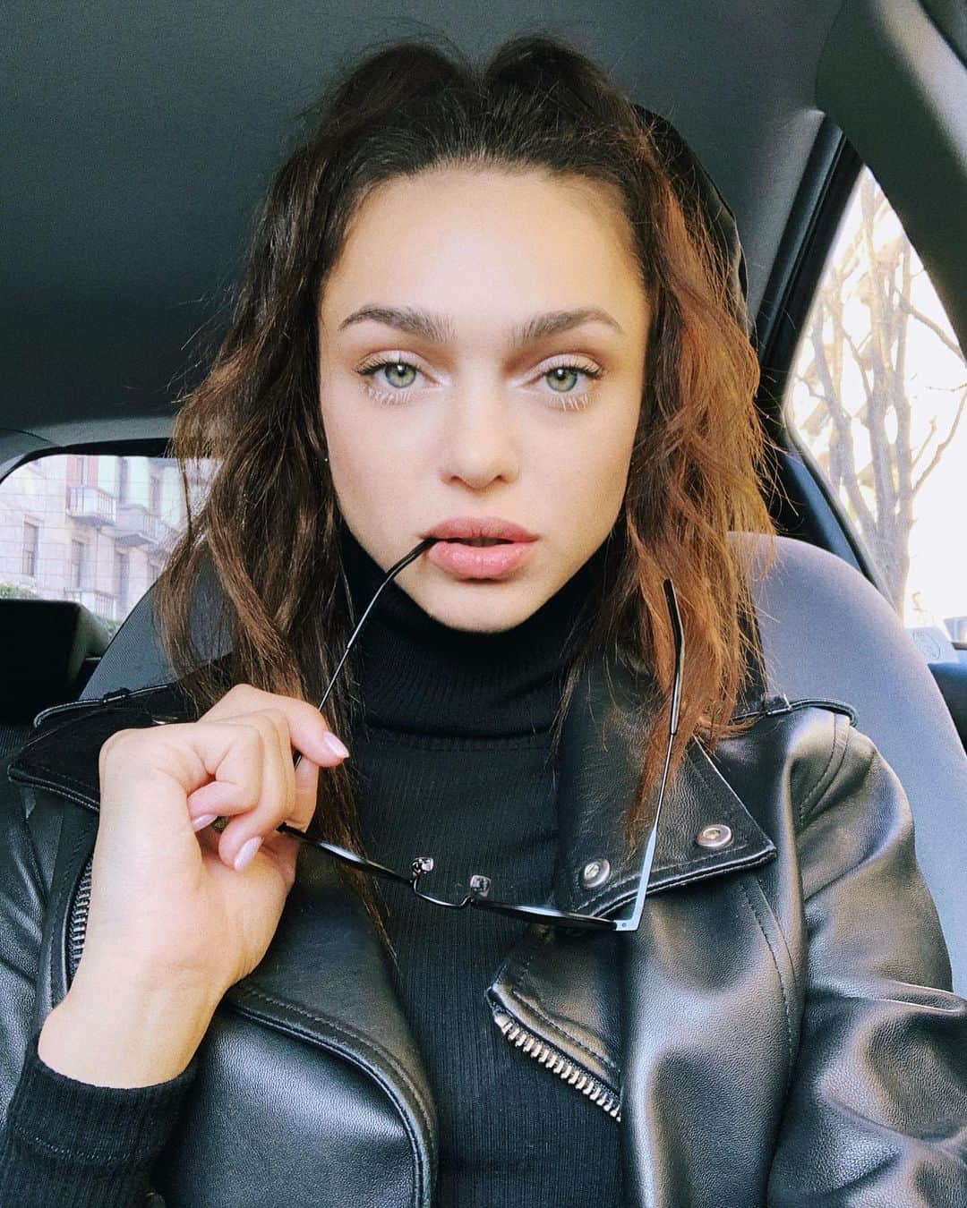 Zhenya Katavaのインスタグラム：「Как вам макияж ?) miss my job and Milan 🤍 🇮🇹」